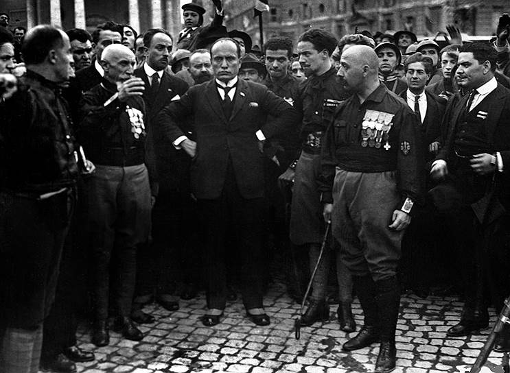 1922 год. Сформировано новое, фашистское правительство Италии. Пост премьер-министра занял Бенито Муссолини (на фото в центре)
