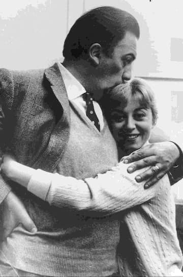 В октябре 1943 года Феллини женился на молодой актрисе Джульетте Мазине (на фото). Они прожили в браке 50 лет. Именно Мазина, главным достижением которой считаются четыре роли в фильмах Феллини, помогла гениальному, но лишенному деловой хватки режиссеру попасть в мир большого кино
