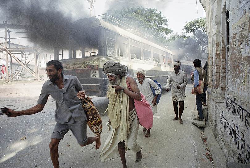1990 год. Совершена серия терактов против бенгальских индуистов в Бангладеш. Погибли по меньшей мере пять человек