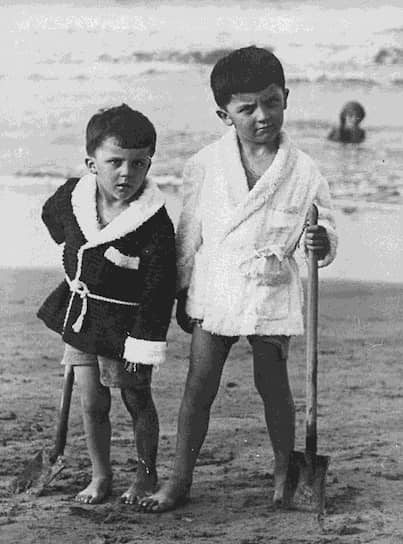 Федерико Феллини родился 20 января 1920 года в итальянском Римини в бедной семье. Федерико рос болезненным ребенком, часто страдал от головокружений и обмороков. Врачи даже ошибочно поставили диагноз «сердечная недостаточность». Однако позже оказалось, что мальчик лишь притворялся больным, потому что ему нравилась забота родителей&lt;br>На фото: Федерико Феллини (справа) с братом Рикардо