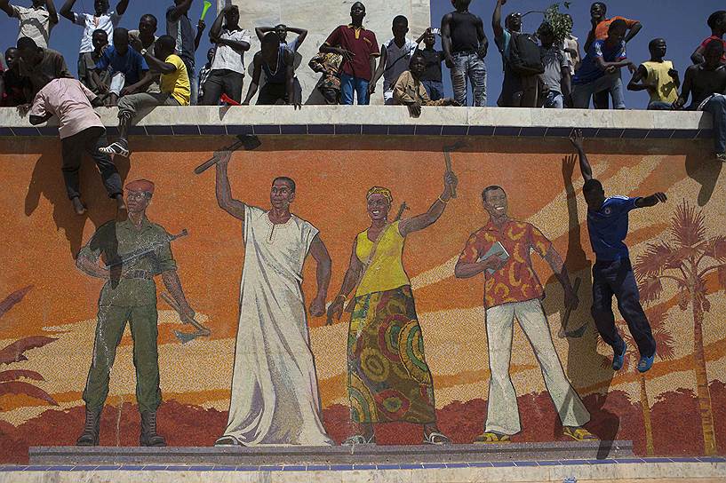 В Буркина-Фасо проходят массовые выступления оппозиции, протестующей против попыток действующего президента Блэза Компаоре продлить свое 27-летнее пребывание у власти
