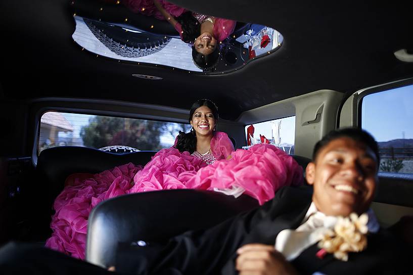 Лос-Анджелес — один из самых многонациональных городов мира. По данным переписи 2010 года,   48,5% населения составляют латиноамериканцы,  11,3% — азиаты 
&lt;br>Мими Пинеда (15 лет) и Кристиан Флорес (17 лет) из Сальвадора едут в лимузине на празднование дня рождения Мими. Празднование 15 дня рождения — это  традиция латиноамериканской молодежи