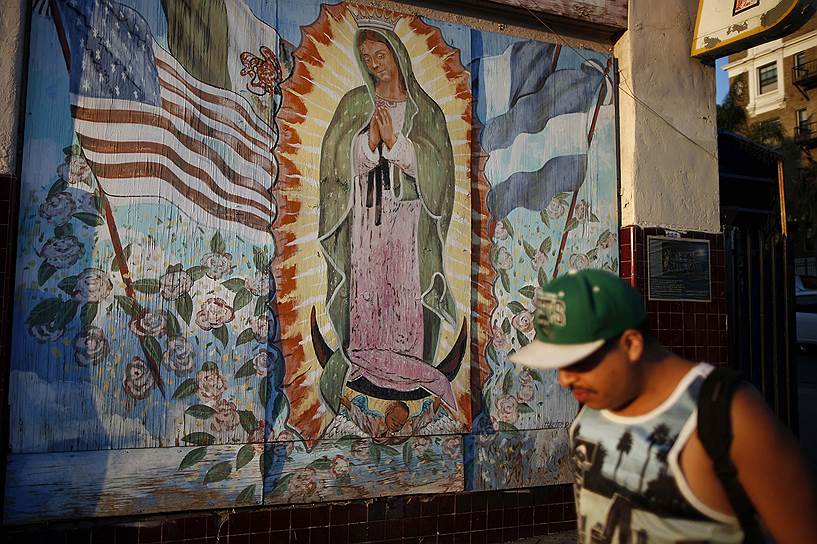 Мексиканские кварталы Лос-Анджелеса можно узнать по развешанным везде флагам и изображениям Девы Гваделупской 
