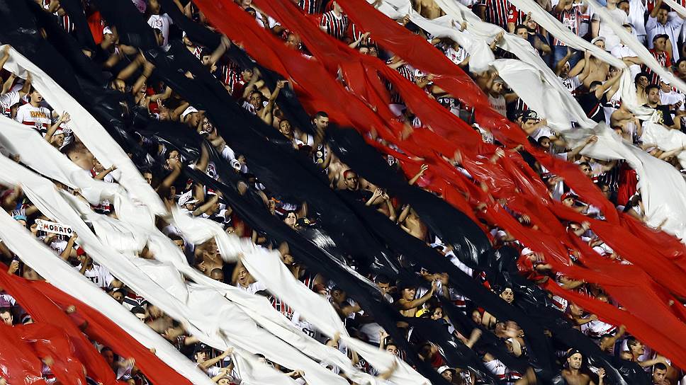 Фанаты «Сан-Паулу» поддерживают команду во время Южноамериканского кубка 
