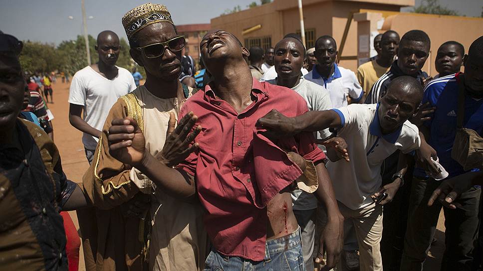 Раненый протестующий в Уагадугу, столице Буркина-Фасо