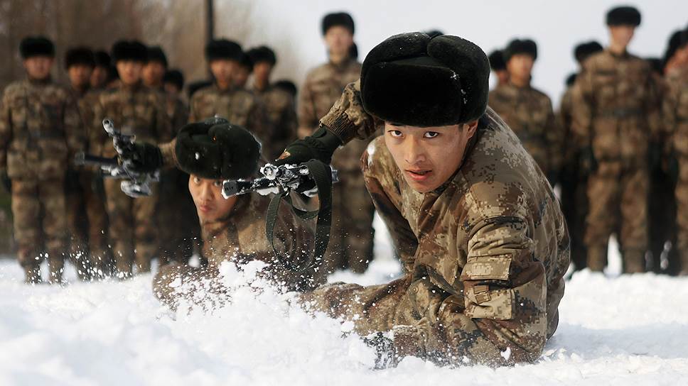 Солдаты китайской армии ползут в снегу во время тренировки на военной базе в Хэйхэ