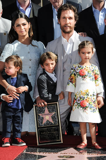 Мэттью Макконахи женат на бразильской модели Камилле Альвес. У звездной пары трое детей: сыновья Леви и Ливингстон, дочь Вида 