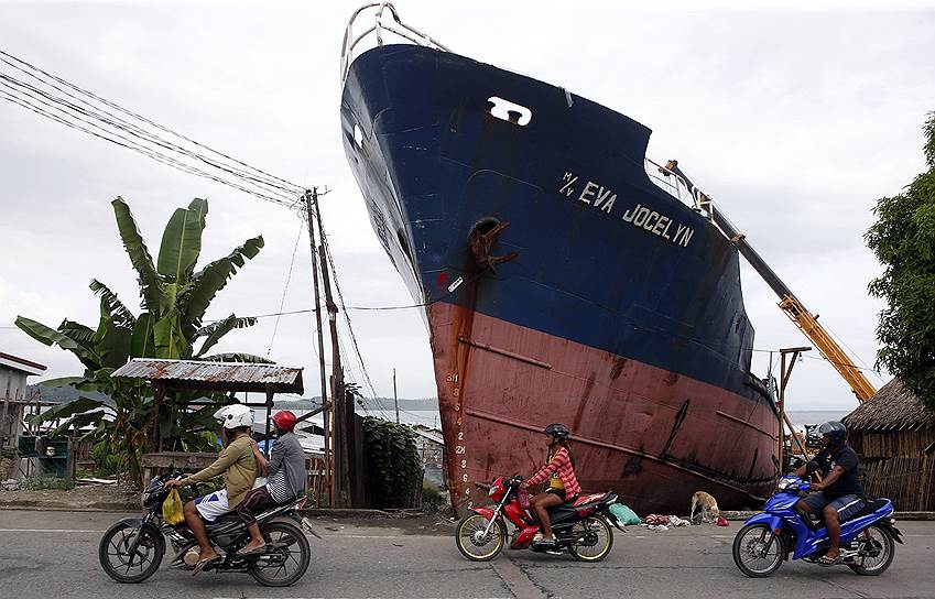 Таклобан, Филиппины. Судно, выкинутое на берег прошлогодним тайфуном Хайян