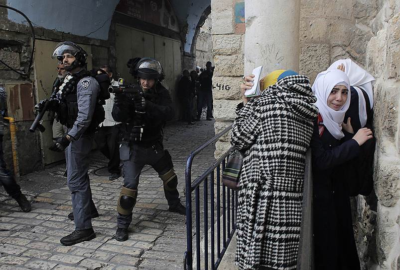 Иерусалим, Израиль. Полицейские, стреляющие шумовыми гранатами для разгона толпы палестинцев 