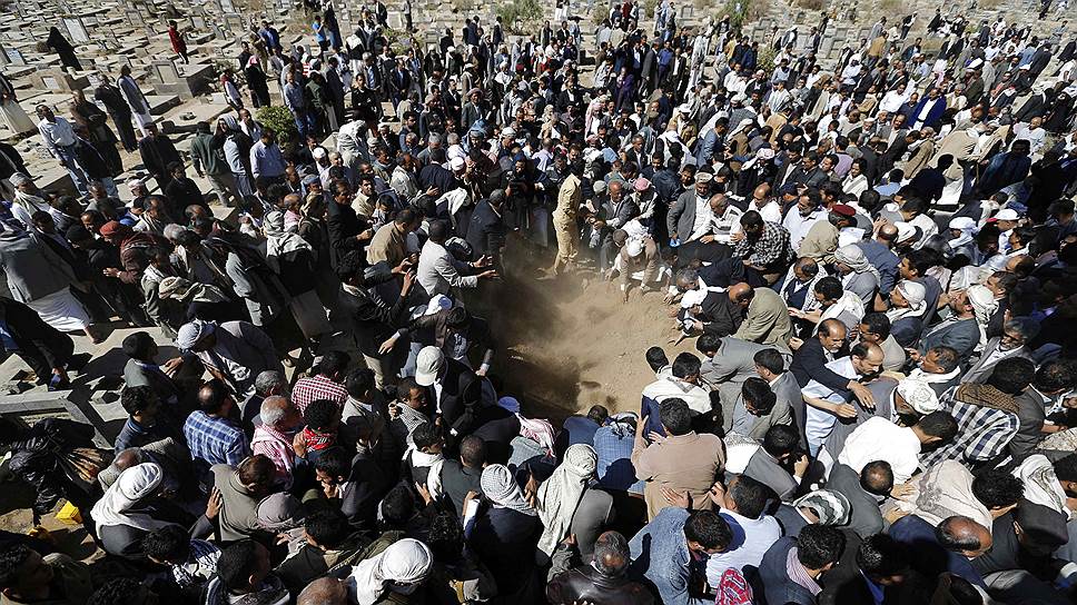 Сана, Йемен. Похороны оппозиционного политика Мохаммеда Абделя Малика аль-Мутаввакиля, убитого 2 ноября неизвестным на одной из центральных улиц столицы страны
