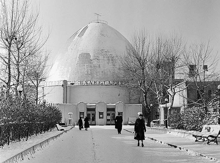 Решение о строительстве планетария в Москве было принято в 1927 году, и уже через два года он открыл свои двери для первых посетителей
