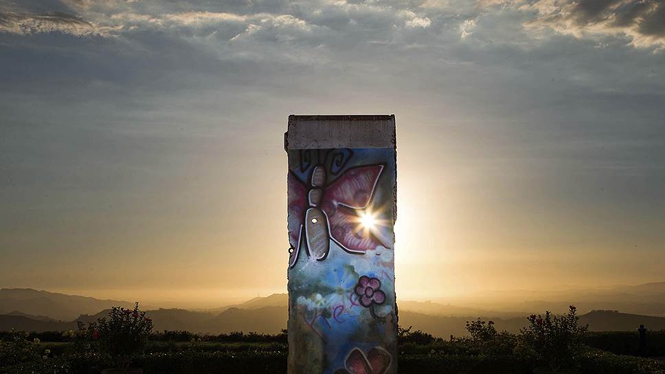 На сегодняшщний день части Берлинской стены находятся во многих городах мира, оставаясь напоминанием о реальном воплощении «железного занавеса» в отдельно взятой стране 
&lt;br>На фото: часть Берлинской стены в CША