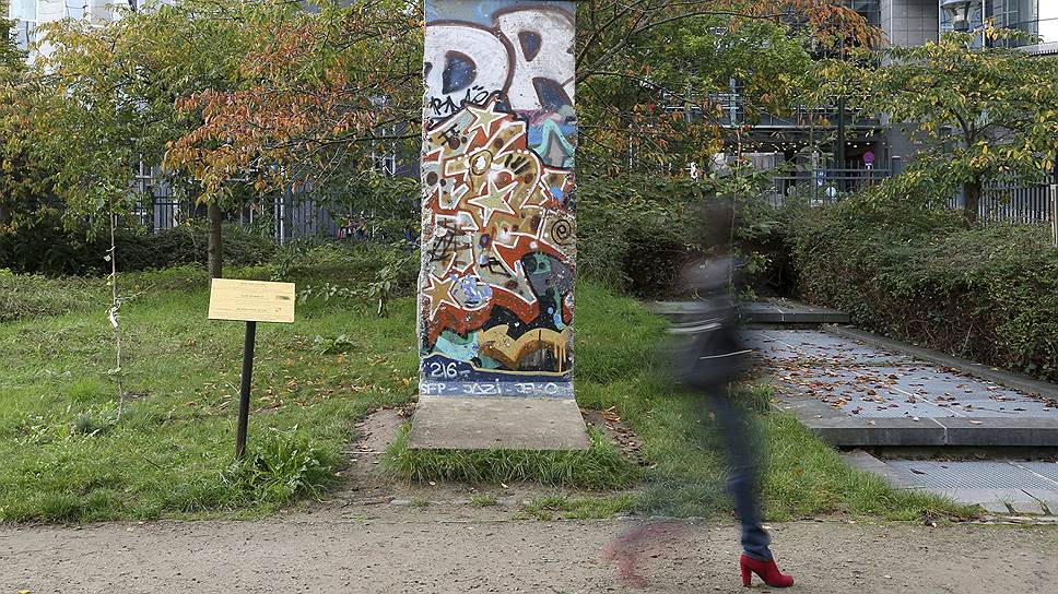 К 22 декабря 1989 года, с открытием для прохода Бранденбургских ворот, через которые была проведена граница между ФРГ и ГДР, Берлинская стена еще стояла, но лишь как символ недавнего прошлого: она была разбита, расписана многочисленными граффити, а берлинцы и туристы старались унести на память отбитые от нее кусочки
&lt;br>На фото: часть Берлинской стены в Брюсселе