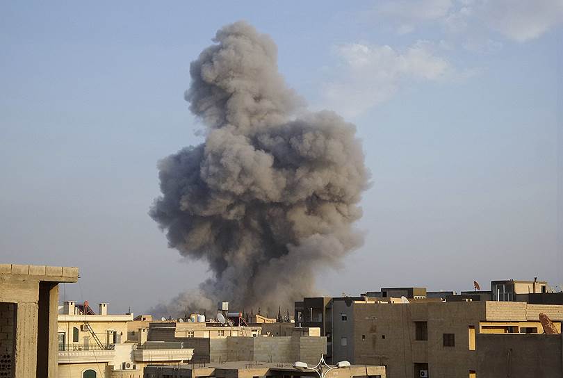 Дым над городом после авиаудара по позициям боевиков «Исламского государства»