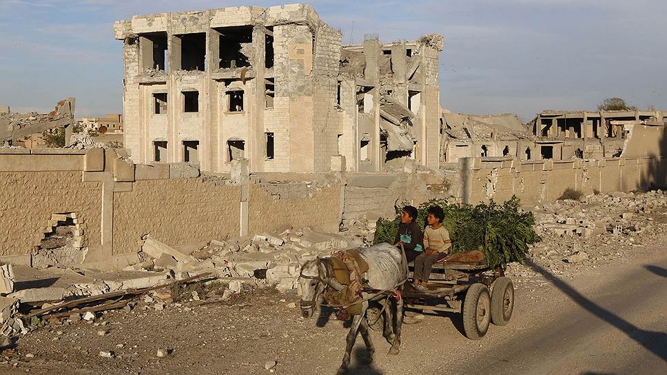 Здание в Ракке, разрушенное при авиаударе по позициям боевиков