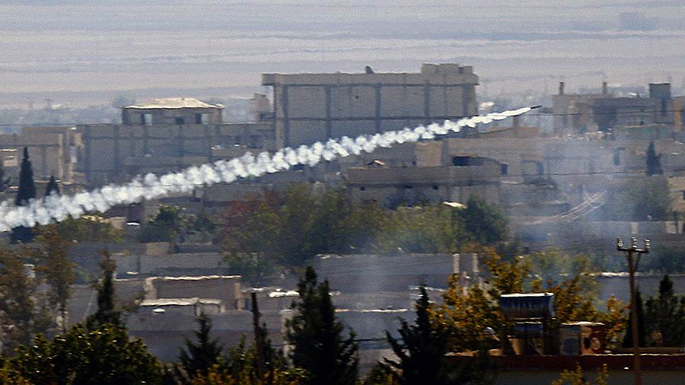Кобани, Сирия. Ракета, выпушенная, предположительно, боевиками «Исламского государства» пролетает над городом