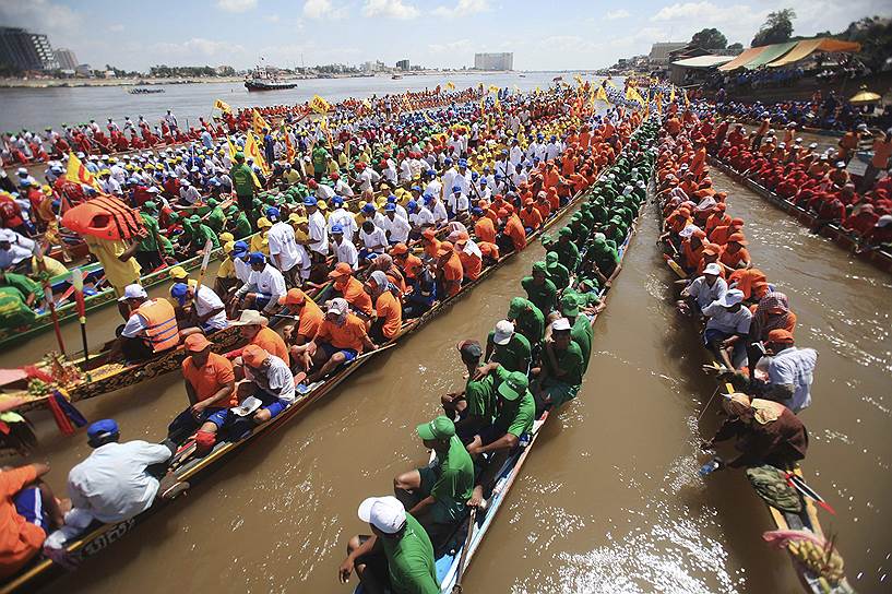 Пномпень, Камбоджа. Гребцы перед началом гонки на лодках во время ежегодного Водного фестиваля