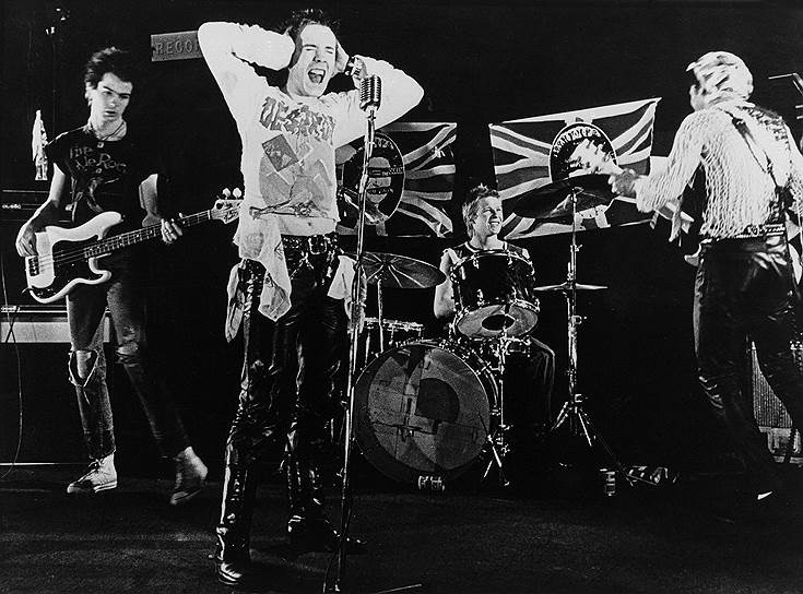 «Мы лучше всех, не так-ли? За исключением Eagles. Eagles лучше нас» 
&lt;br>26 ноября 1976 года вышел первый сингл группы «Anarchy in the U.K.», второй панк-роковый сингл Великобритании после «New Rose» The Damned. Дерзкие призывы к насилию и анархии как единственному способу существования почти сразу привели к запрету на трансляцию песни в эфире, поэтому она успела добраться в британском чарте только до 38 места. К этому моменту Sex Pistols уже олицетворяли собой британский панк, быстро захватывая английскую рок-сцену