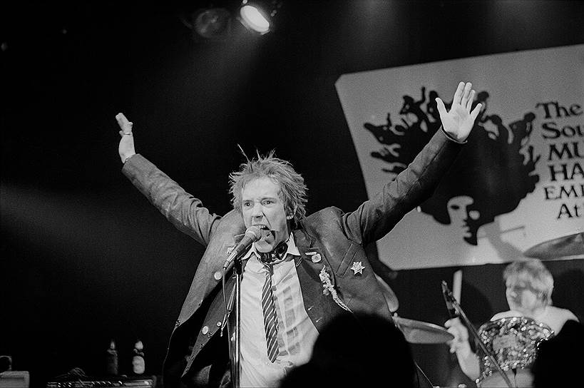 После релиза студийного альбома «Never Mind the Bollocks» в конце 1977 года отношения между Маклареном и Роттеном (на фото) испортились, но, несмотря на это, в январе 1978 года Sex Pistols отправились в провальный тур по США