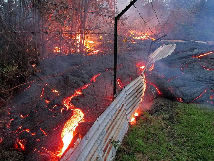 Пахоа, остров Гавайи, США. Раскаленная лава из вулкана Килауэа на территории местного кладбища