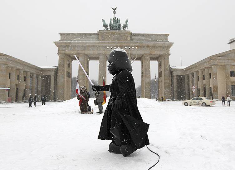 Последний фильм во вселенной «Звездных войн» вышел в 2015 году, а выход следующей части анонсирован на 14 декабря 2017 года. Волшебная присказка Star Wars до сих пор способна создавать маркетинговый ажиотаж вокруг чего угодно
&lt;br>На фото: человек в костюме Дарта Вейдера в Германии