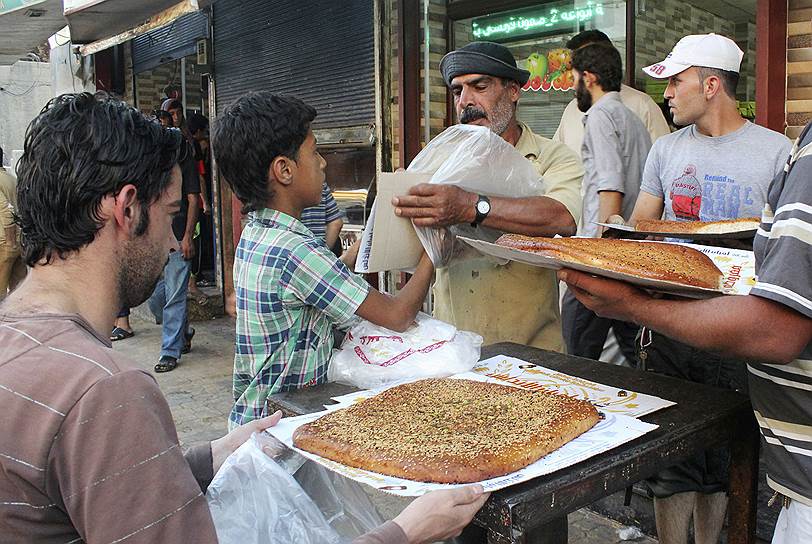 Продажа хлеба на улице в Ракке