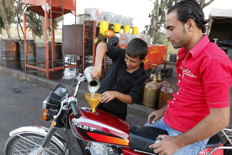 Заправка мотоцикла на улице в столице «Исламского государства»