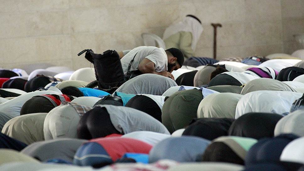 Молитва в одной из мечетей города