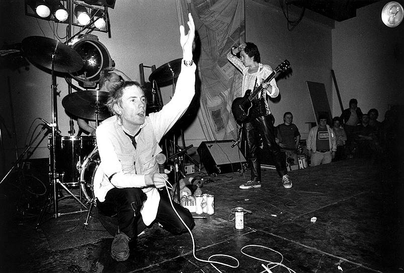 Sex Pistols дали Англии не только новую музыку, но и наиболее радикальный в ее истории символ протеста против столетиями существовавших ценностей. В год празднования 25-летия царствования королевы Елизаветы Sex Pistols с помпой выпустили сингл «God Save the Queen» — едкий выпад против монархии