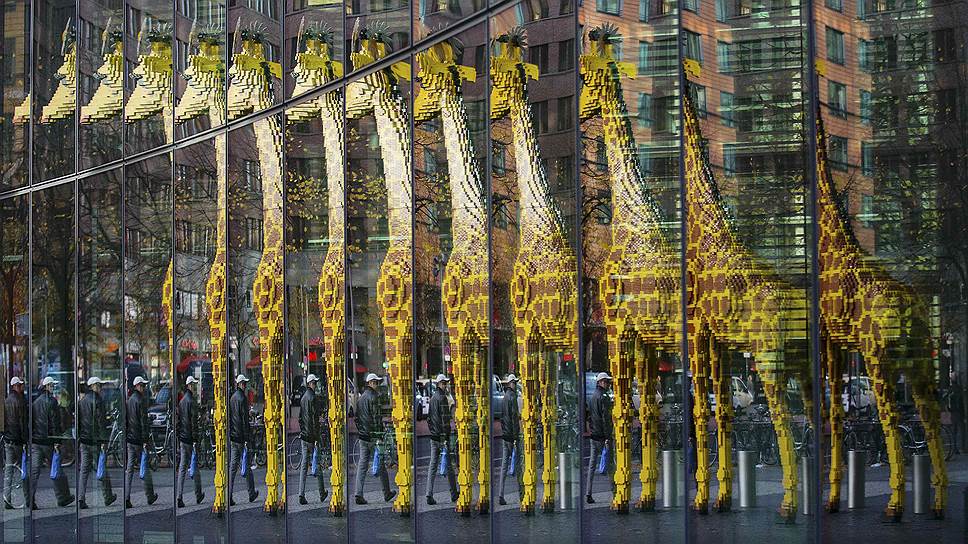 Берлин, Германия. Жираф, сделанный из кубиков Lego, отражается в стеклах