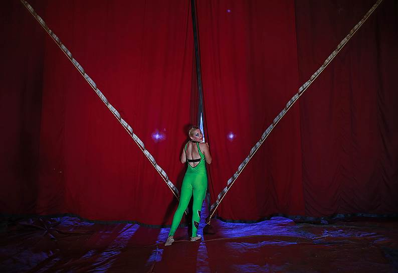 Мумбаи, Индия. Цирковая акробатка перед выступлением на арене цирка Рамбо