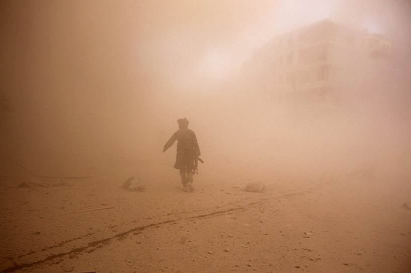 Алеппо, Сирия. Повстанец во время пыльной бури