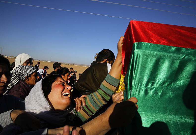 Суруч, Турция. Похороны двух курдских женщин, сражавшихся с «Исламским государством» в Кобани