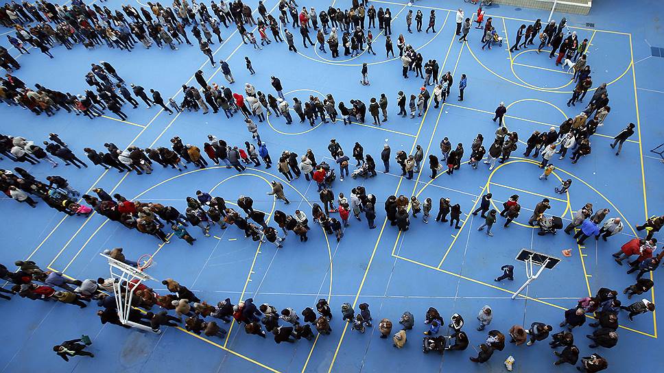 Барселона, Испания. Очередь на избирательном участке во время неофициального референдума о независимости Каталонии
