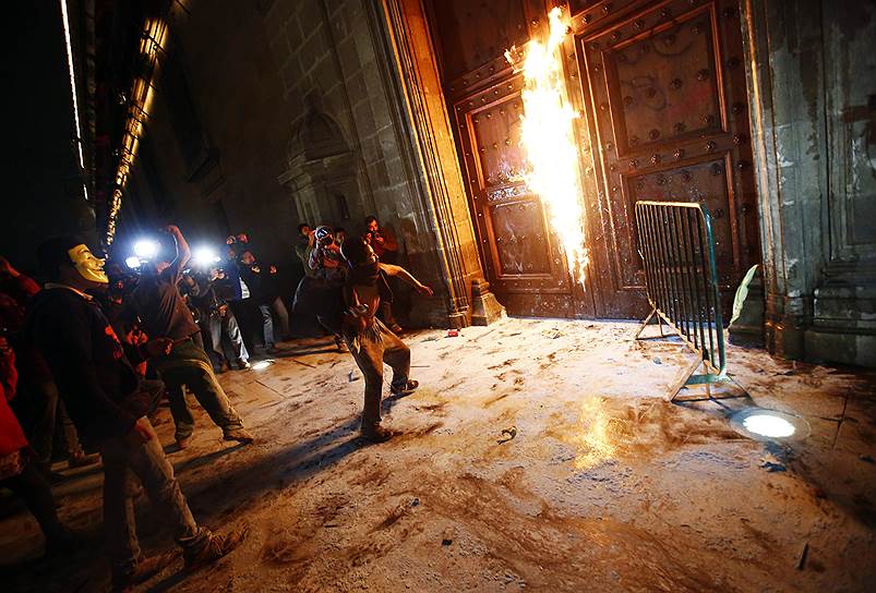 Мехико, Мексика. Демонстранты подожгли здание президентского дворца  во время акции протеста против участия чиновников и сотрудников правоохранительных органов в пропаже 43 студентов