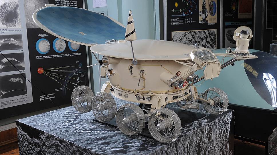 1970 год. Советский Союз запускает научную космическую станцию «Луна-17», которая через неделю прилунится в районе Моря Дождей. На поверхность спутника Земли выедет первое самоходное устройство «Луноход-1», которое будет управляться с Земли и путешествовать по лунной поверхности 11 месяцев