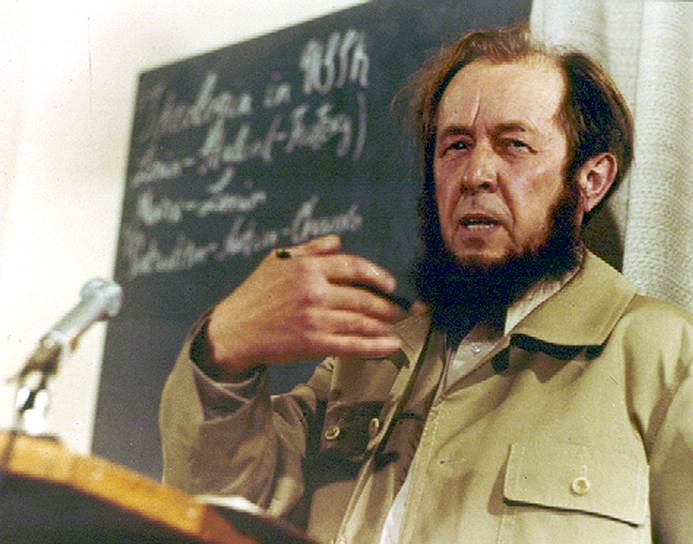 1974 год. Александр Солженицын провел в Цюрихе пресс-конференцию «О будущем России». 16 ноября  писатель предложил «Программу &quot;нравственной революции&quot;», изложенную в эссе-манифесте «Жить не по лжи»