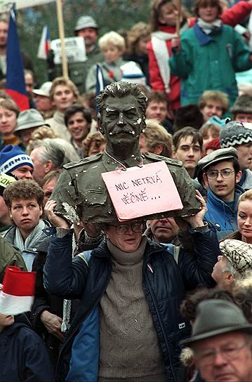 1989 год. Накануне Международного дня студента словацкие учащиеся вузов вышли на мирную демонстрацию в центре Братиславы. Правящая Коммунистическая партия расценила это как угрозу и привела в боевую готовность вооруженные силы страны. Впоследствии демонстрация, изначально проходившая под сугубо студенческими лозунгами, приобрела политическое звучание, и была жестоко разогнана полицией. Это положило начало Бархатной революции в Чехословакии