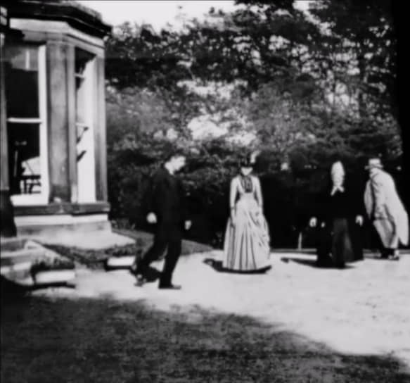 1888 год. В Великобритании запатентована кинокамера Джозефа Уитли. С ее помощью снят самый старый из сохранившихся фильмов (кадр на фото)