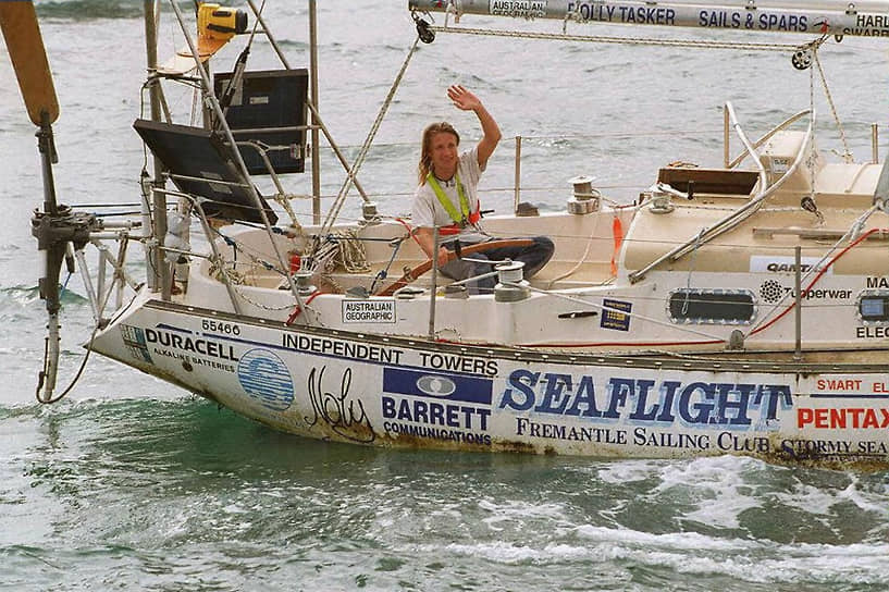 1996 год. Финиш кругосветного плавания самого молодого путешественника-одиночки в мире — 18-летнего австралийца Дэвида Дикса. Оно длилось 264 дня 16 часов 49 минут