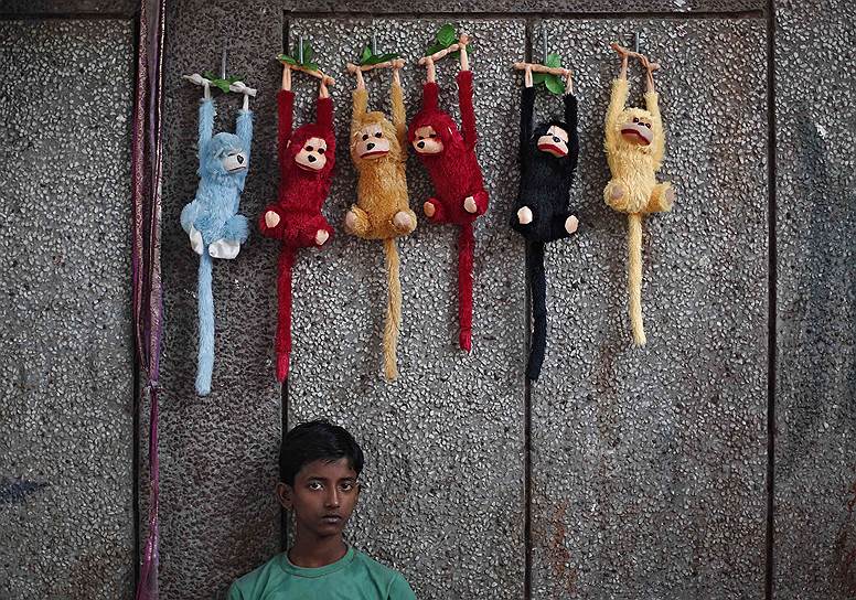 Дели, Индия. Продавец игрушек на улице в старом городе