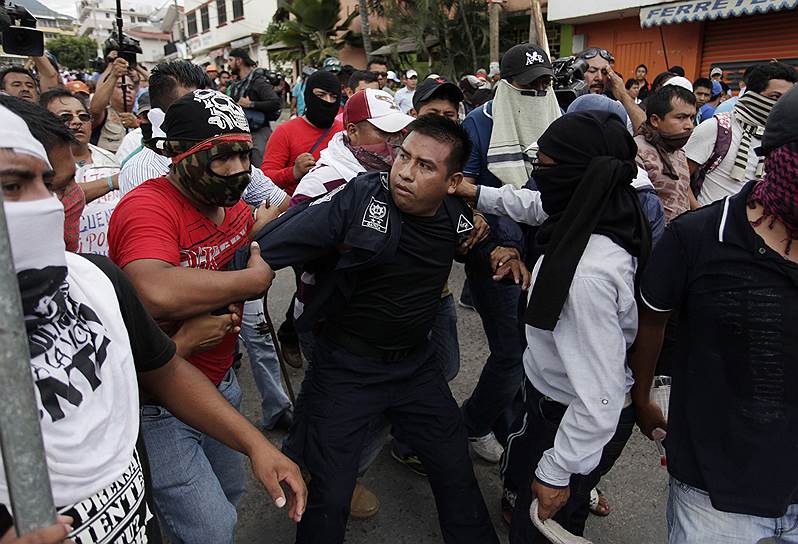 Чильпансинго-де-лос-Браво, Мексика. Задержание полицейского во время акции протеста учителей против похищения и возможного убийства 43 студентов 