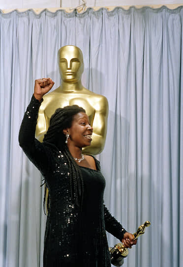 Что касается «Оскара», Вупи Голдберг была не только его лауреатом, но и первой женщиной-афроамериканкой, которую приглашали вести церемонию четыре раза: в 1994, 1996, 1999 и 2002 годах