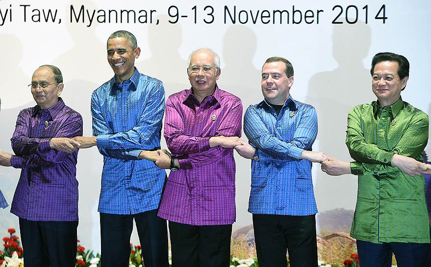 Нейпьидо, Мьянма. Президент Мьянмы Тейн Сейн, президент США Барак Обама, премьер-министр Малайзии Наджиб Разак, премьер-министр России Дмитрий Медведев и премьер-министр Вьетнама Нгуен Тан Зунг фотографируются во время Восточноазиатского саммита