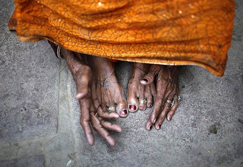 Штат Чхаттисгарх, Индия. Мать одной из женщин, умершей в результате процедуры стерилизации, сидит у себя дома. Стерилизация проводилась в специальном медицинском лагере, организованном при участии правительства штата в рамках программы по контролю за рождаемостью