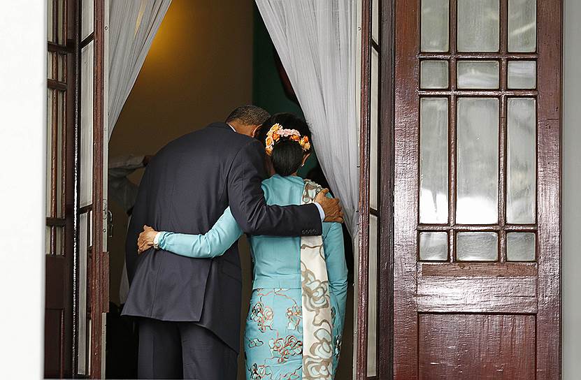 Янгон, Мьянма. Президент США Барак Обама обнимает оппозиционного политика Аун Сан Су Чжи после совместной пресс-конференции по итогам их встречи