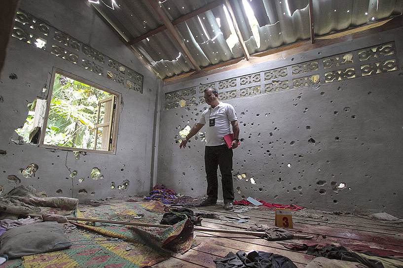 Паттани, Таиланд. Судмедэксперт осматривает дом, где в ходе рейда правительственных ВС были застрелены предполагаемые повстанцы 