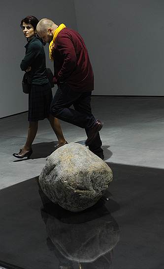 Корейский художник Ли Уфан (слева) на церемонии открытия своей выставки в Галерее Гари Татинцяна