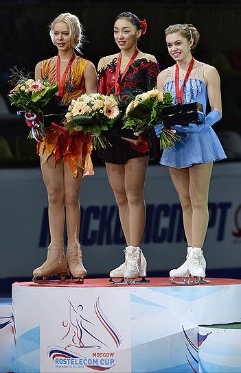 Слева направо: победители соревнований фигуристки Анна Погорилая (Россия), Рика Хонго (Япония) и Элейн Шартран (Канада) 
