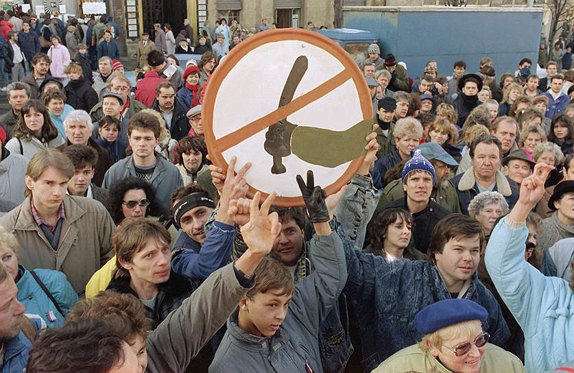 В центре Праги и в других городах начали проходить постоянные стихийные акции протеста. Каждый день по всей Чехословакии митинговали более 250 тыс. человек
